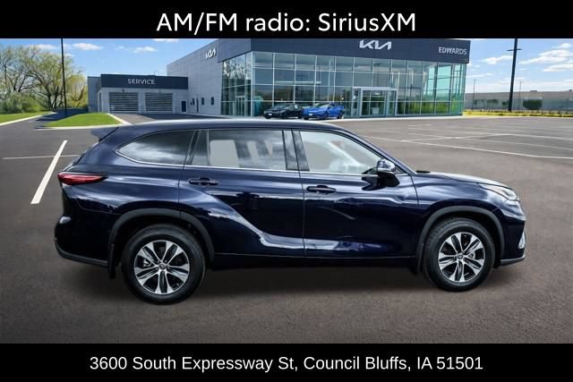 Used 2021 Toyota Highlander XLE AWD/4WD image 8