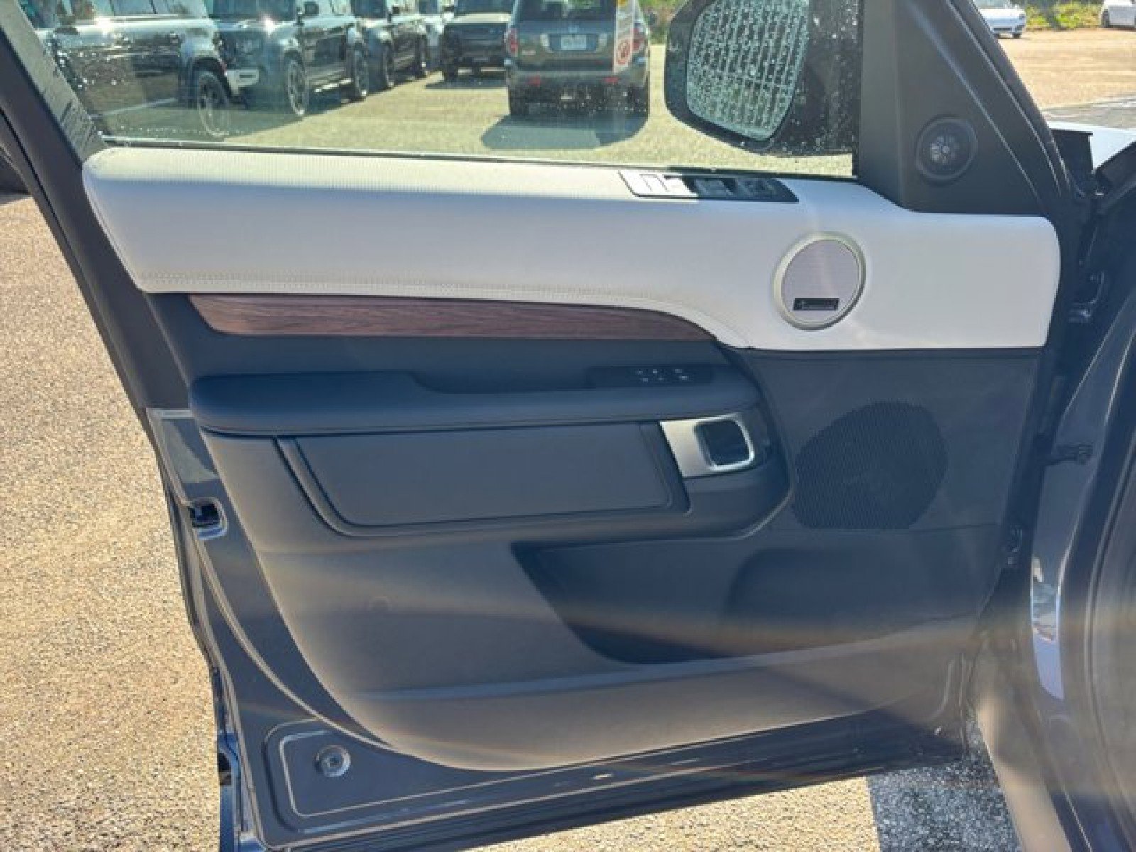 New 2025 Land Rover Discovery Dynamic SE image 21