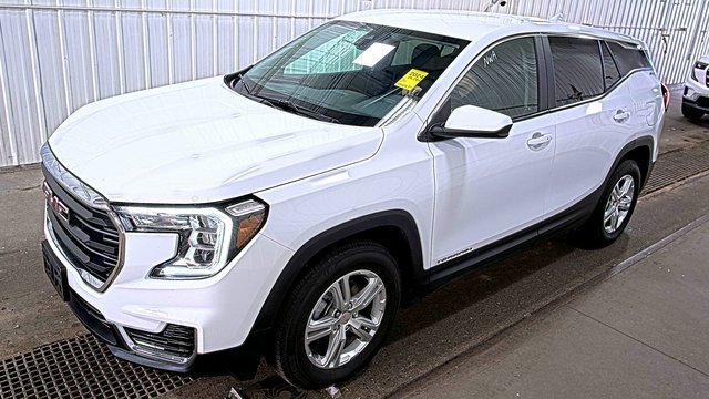 Used 2024 GMC Terrain SLE image 2