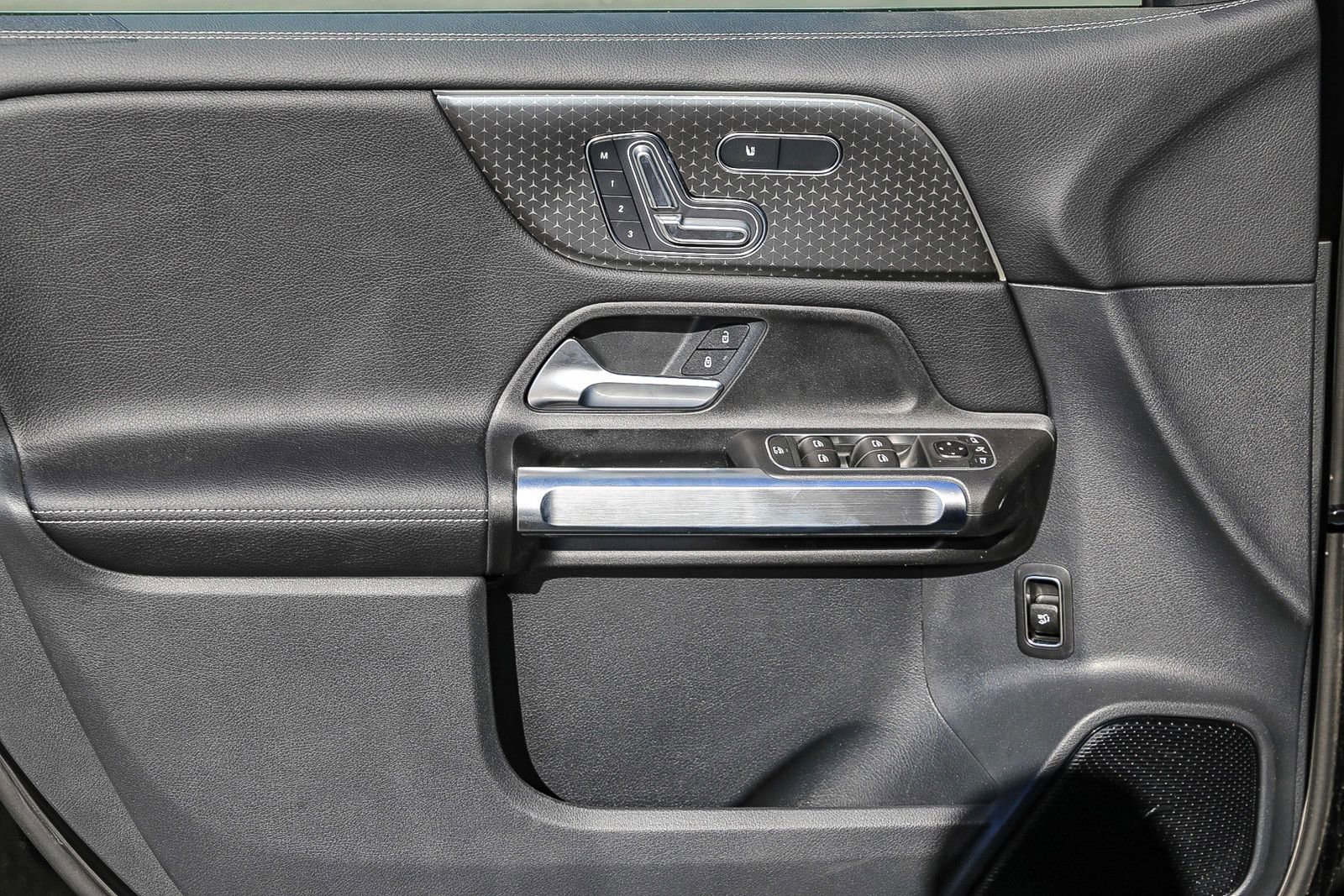 Used 2024 Mercedes-Benz GLB 250 4MATIC image 25