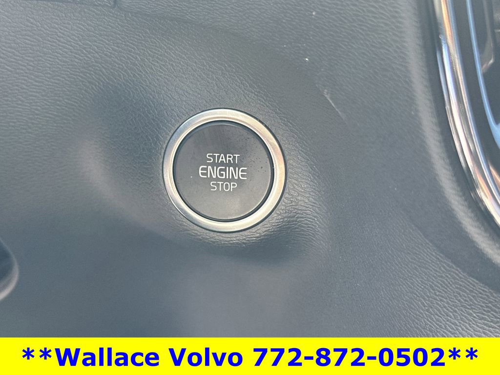 Used 2025 Volvo XC40 B5 Core image 26