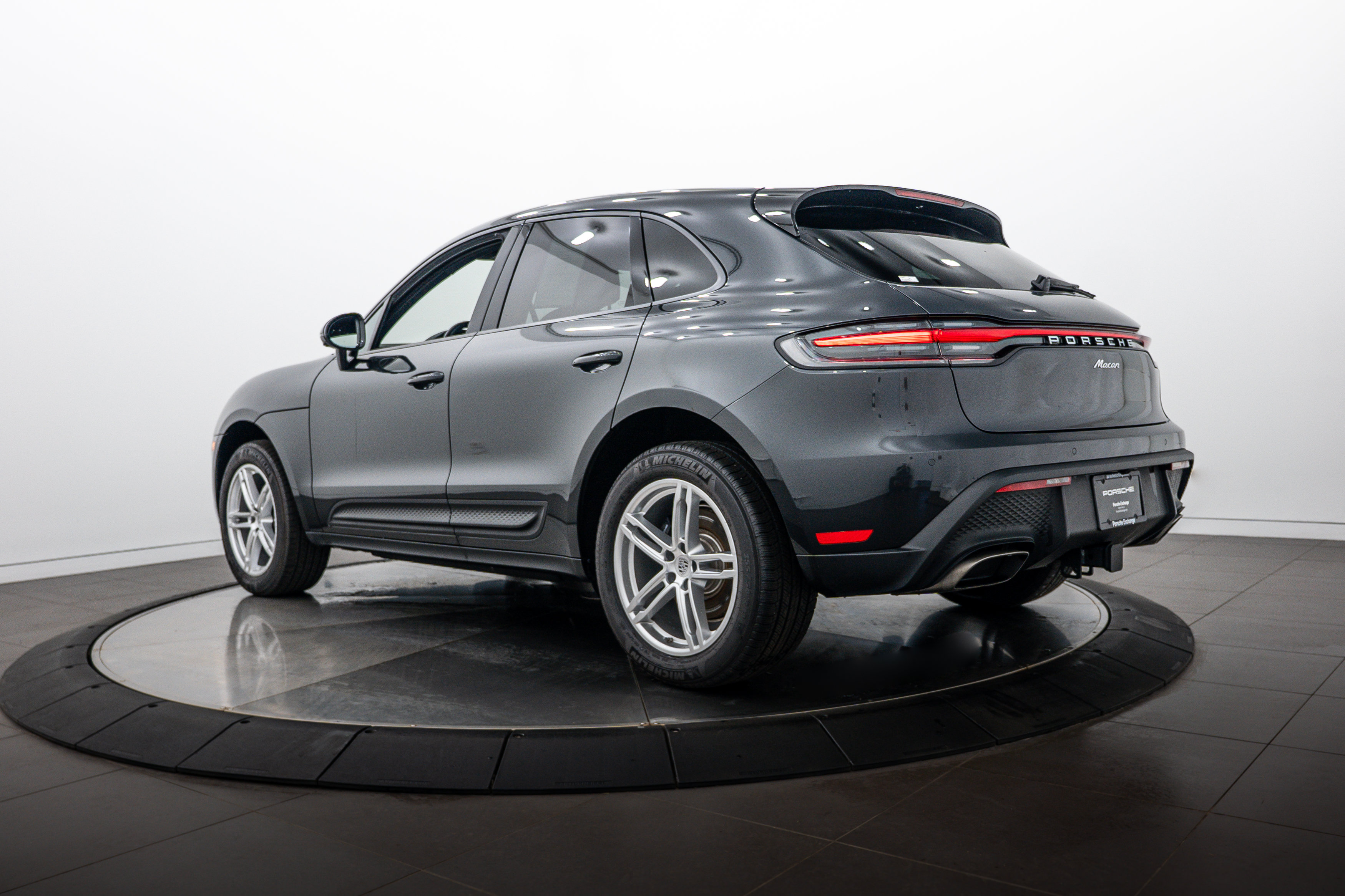 Certified 2026 Porsche Macan AWD/4WD image 3