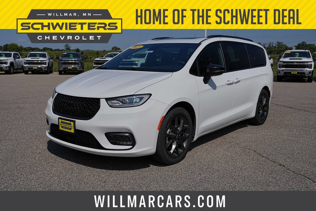 Used 2025 Chrysler Pacifica Limited FWD image 1