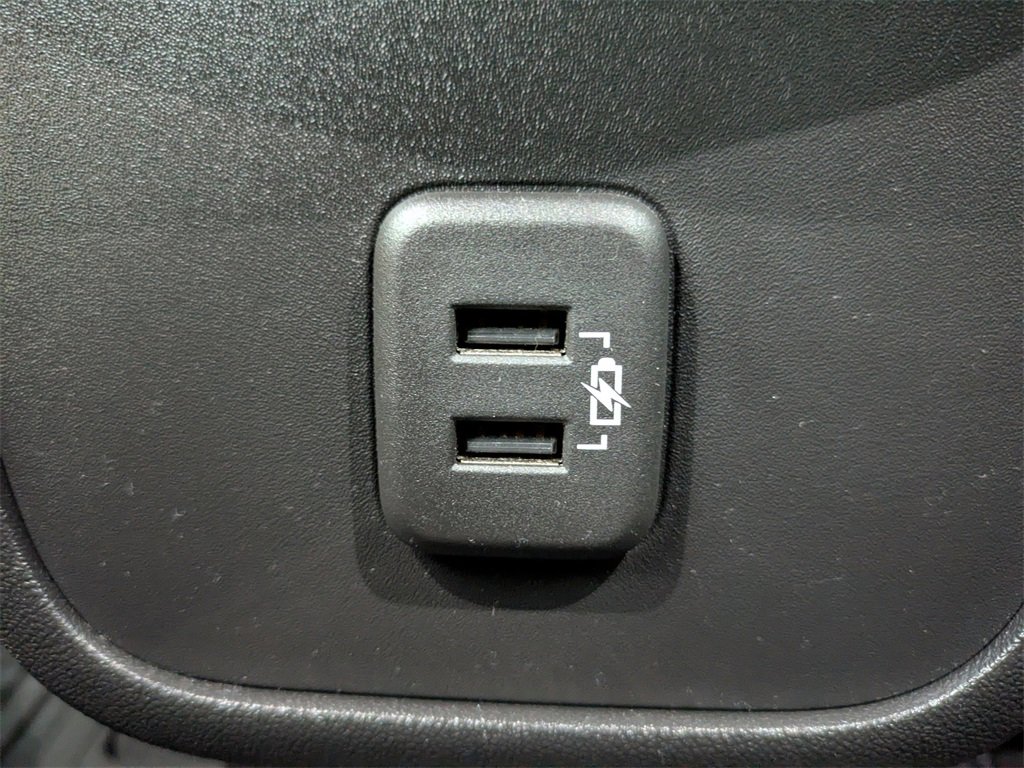 Used 2023 GMC Terrain SLE w/ Driver Convenience Package image 9