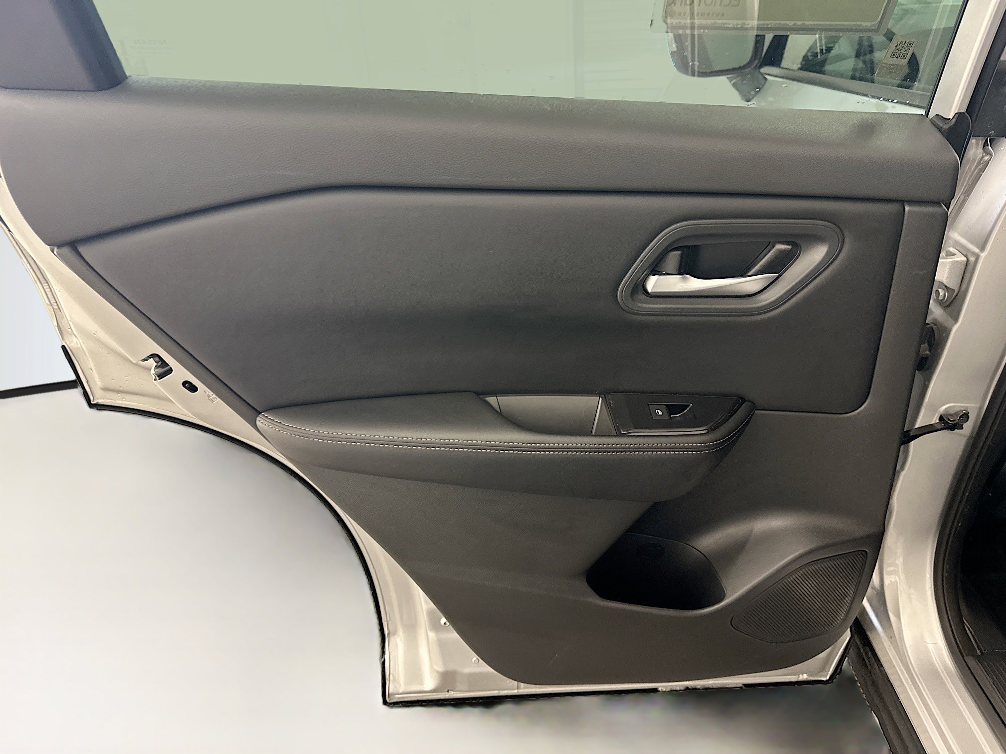 Used 2025 Nissan Rogue SV image 26