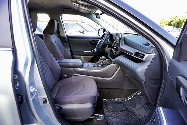 Used 2025 Toyota Highlander LE FWD image 11
