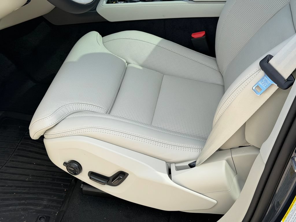 New 2026 Volvo XC90 B6 Ultra w/ Protection Package AWD/4WD image 17