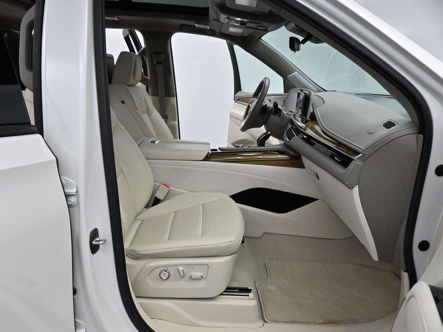 Certified 2022 Cadillac Escalade ESV Sport Platinum w/ Heavy-Duty Trailer Package image 36