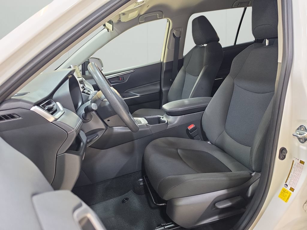 Used 2025 Toyota RAV4 LE AWD/4WD image 12