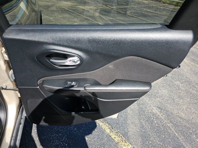 Used 2015 Jeep Cherokee Latitude w/ Cold Weather Group image 17