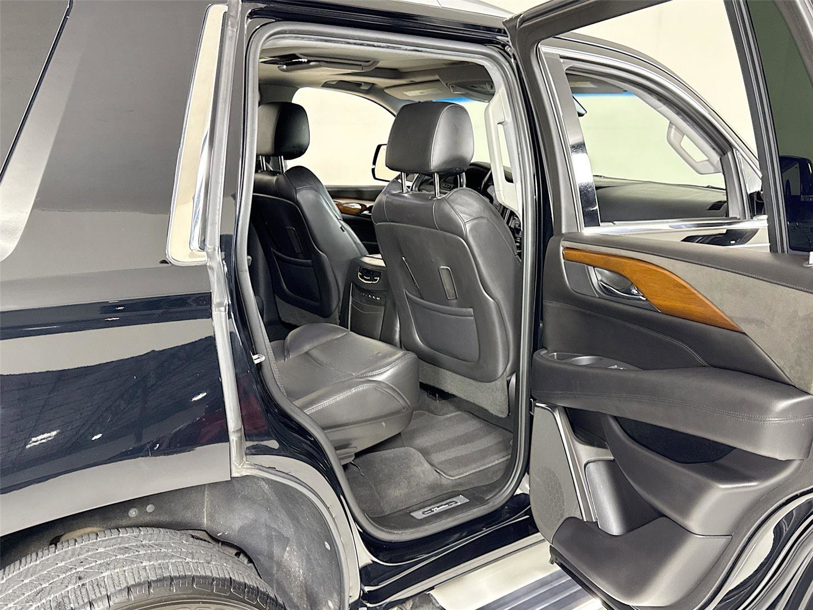 Used 2018 Cadillac Escalade Premium Luxury AWD/4WD image 28