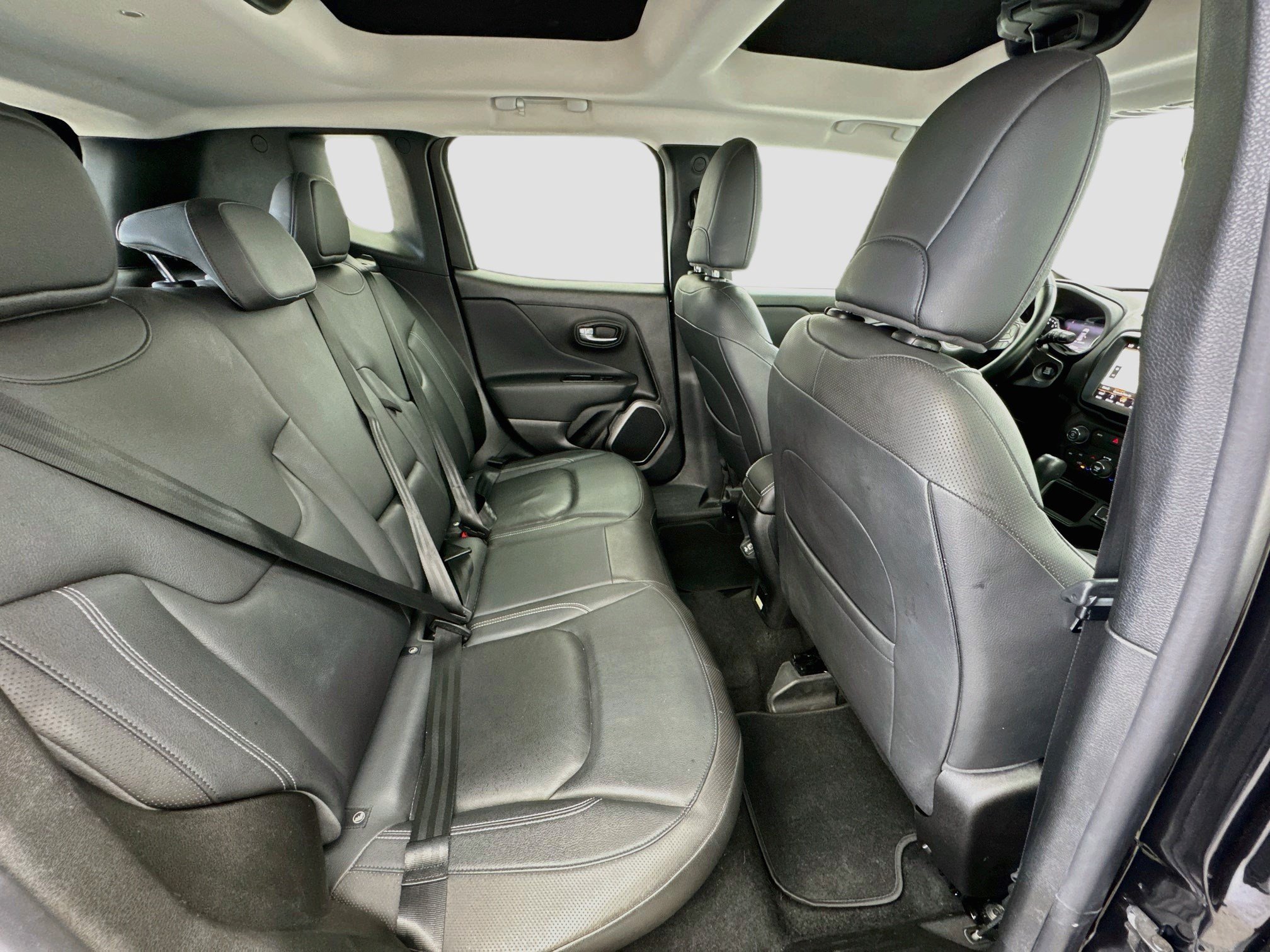 Used 2018 Jeep Renegade Limited w/ UConnect 8.4 Nav Group FWD image 18