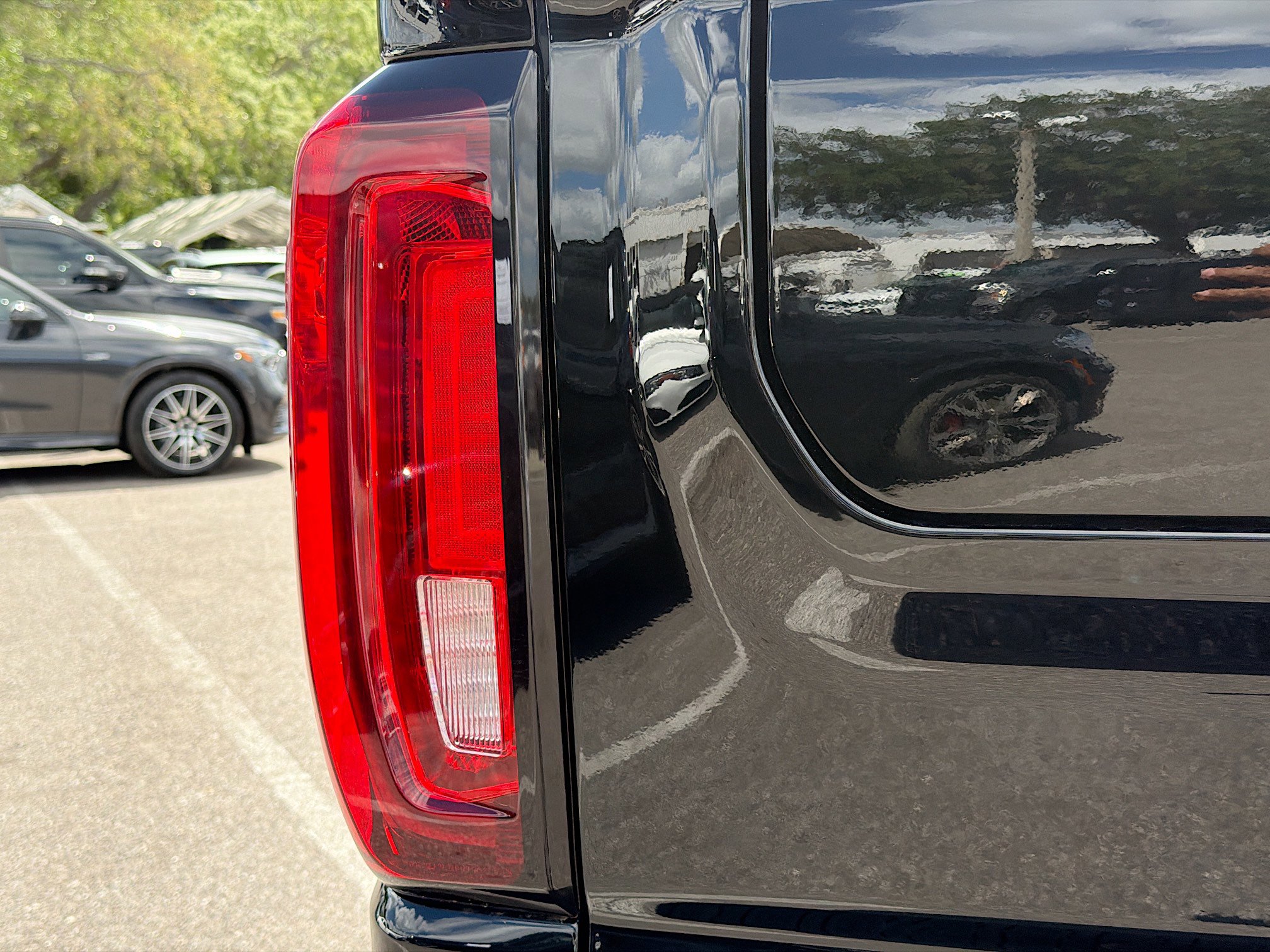 Used 2025 GMC Sierra 1500 AT4 w/ Technology Package image 10