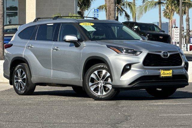 Used 2021 Toyota Highlander XLE FWD image 2