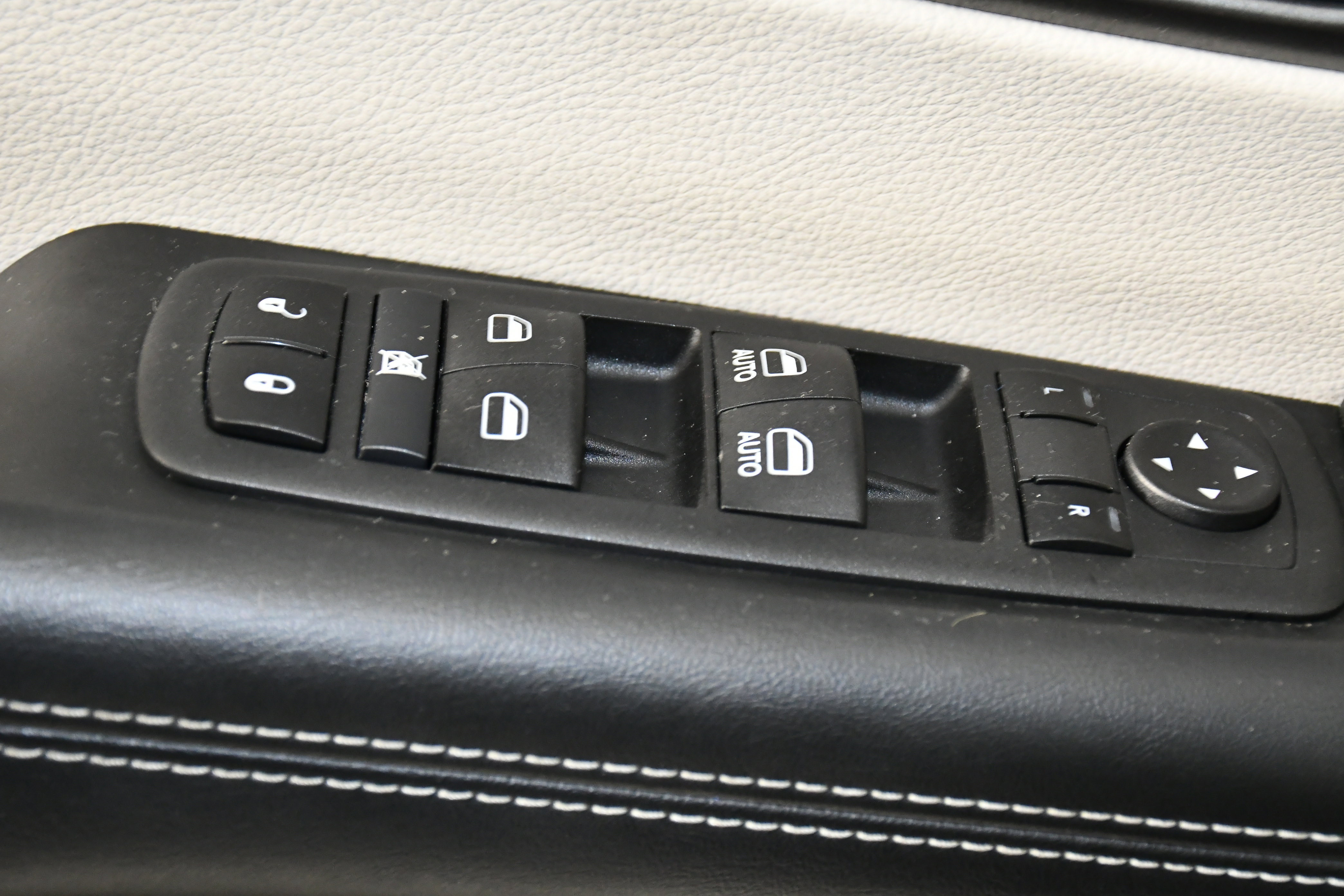 Used 2024 Chrysler Pacifica Touring-L image 32