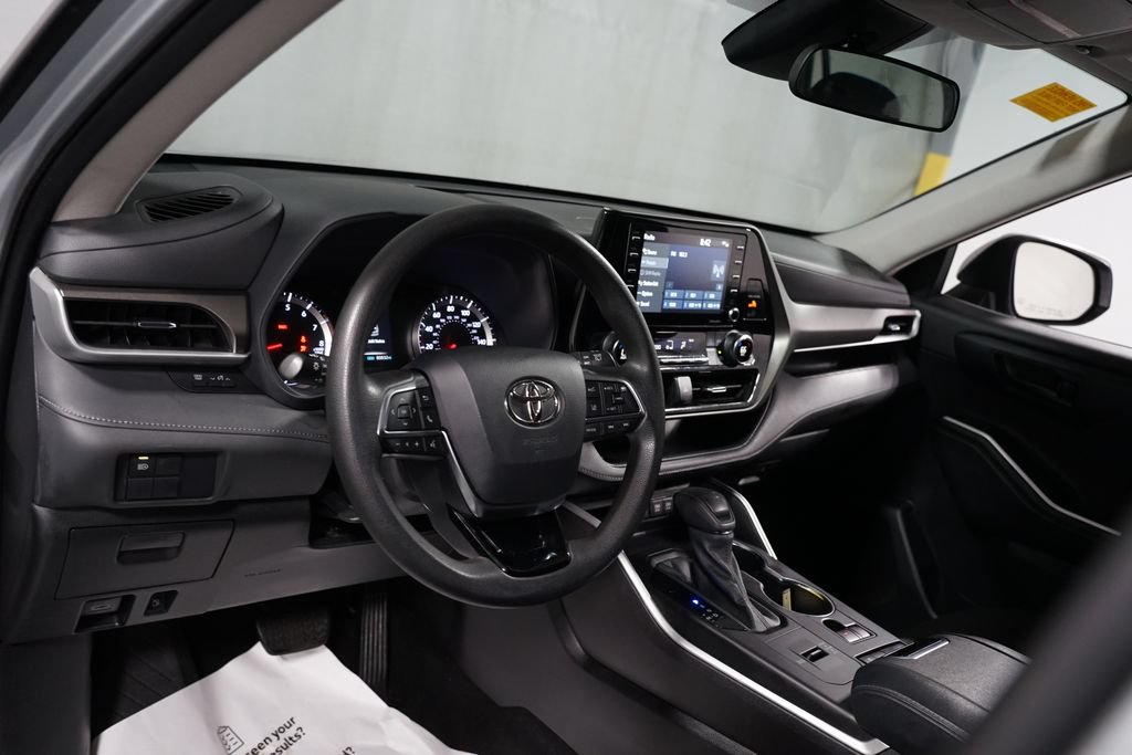 Used 2021 Toyota Highlander L FWD image 11