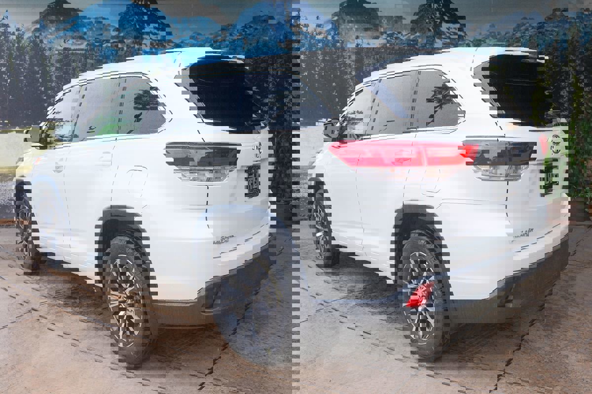 Used 2017 Toyota Highlander LE image 4