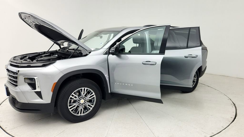 Certified 2025 Chevrolet Traverse LT w/ Driver Confidence Package image 11