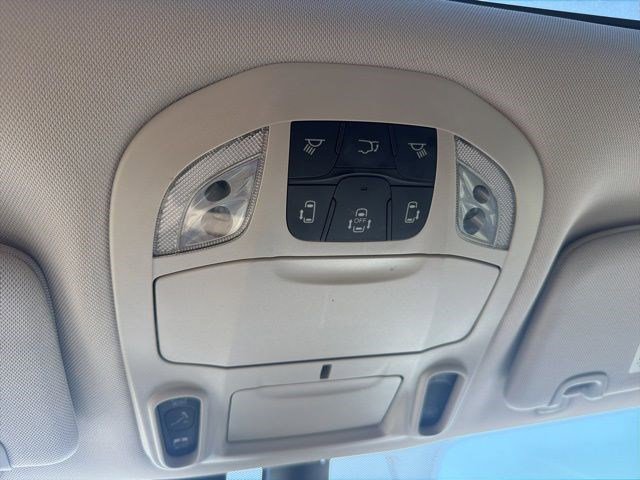 Used 2019 Chrysler Pacifica Limited w/ Tire & Wheel Group FWD image 31