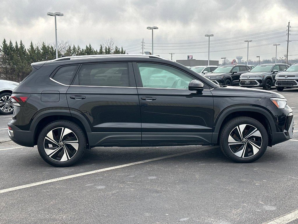 Used 2025 Volkswagen Taos SE image 4