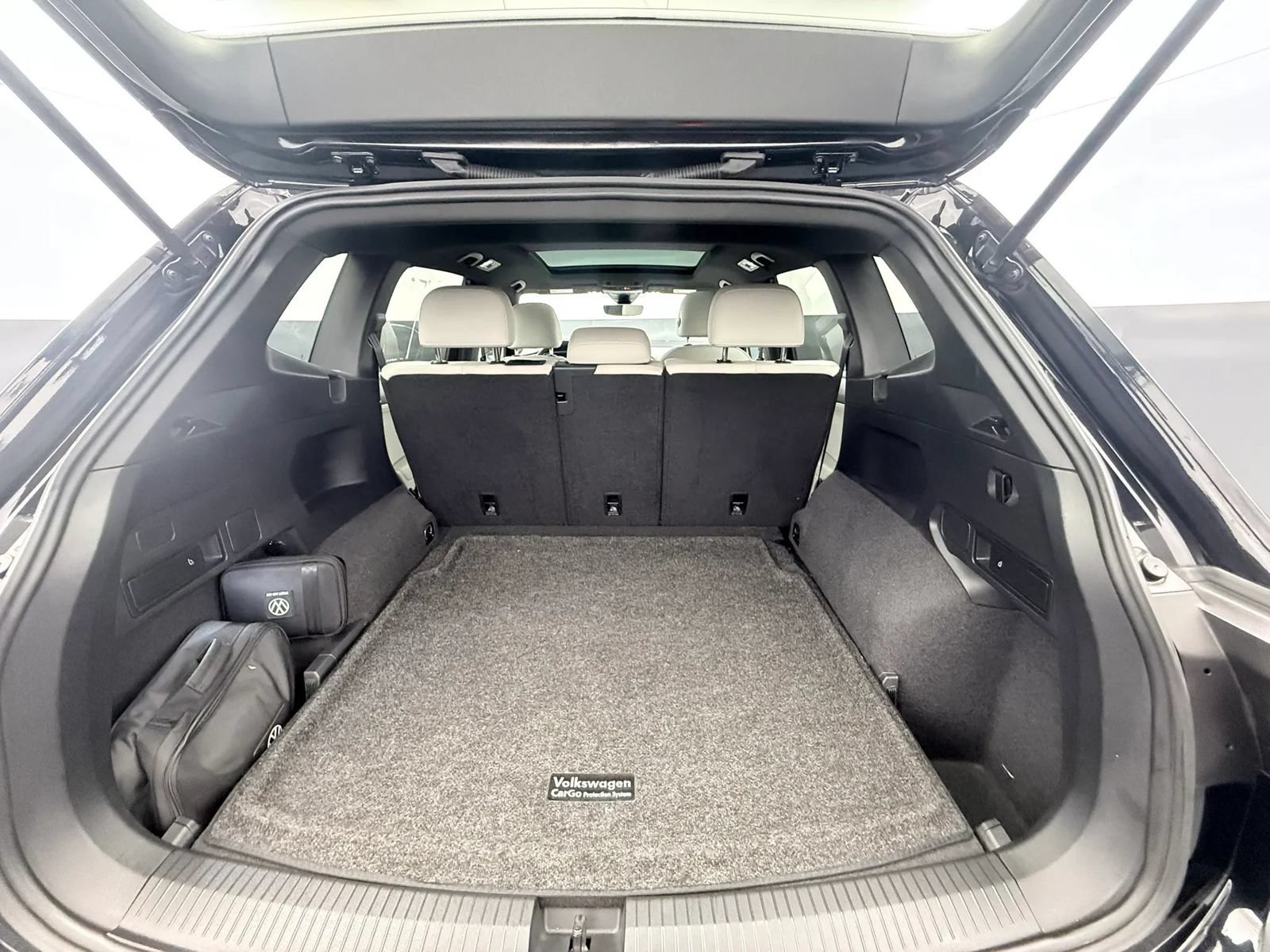 Used 2023 Volkswagen Tiguan SE R-Line AWD/4WD image 16