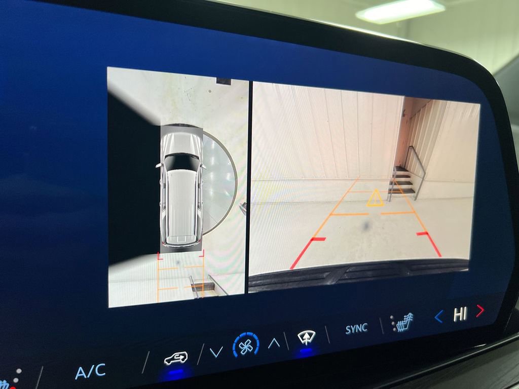 Used 2025 Chevrolet Suburban LT image 15