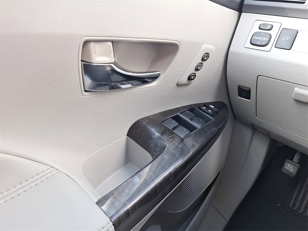 Used 2013 Toyota Venza XLE image 16