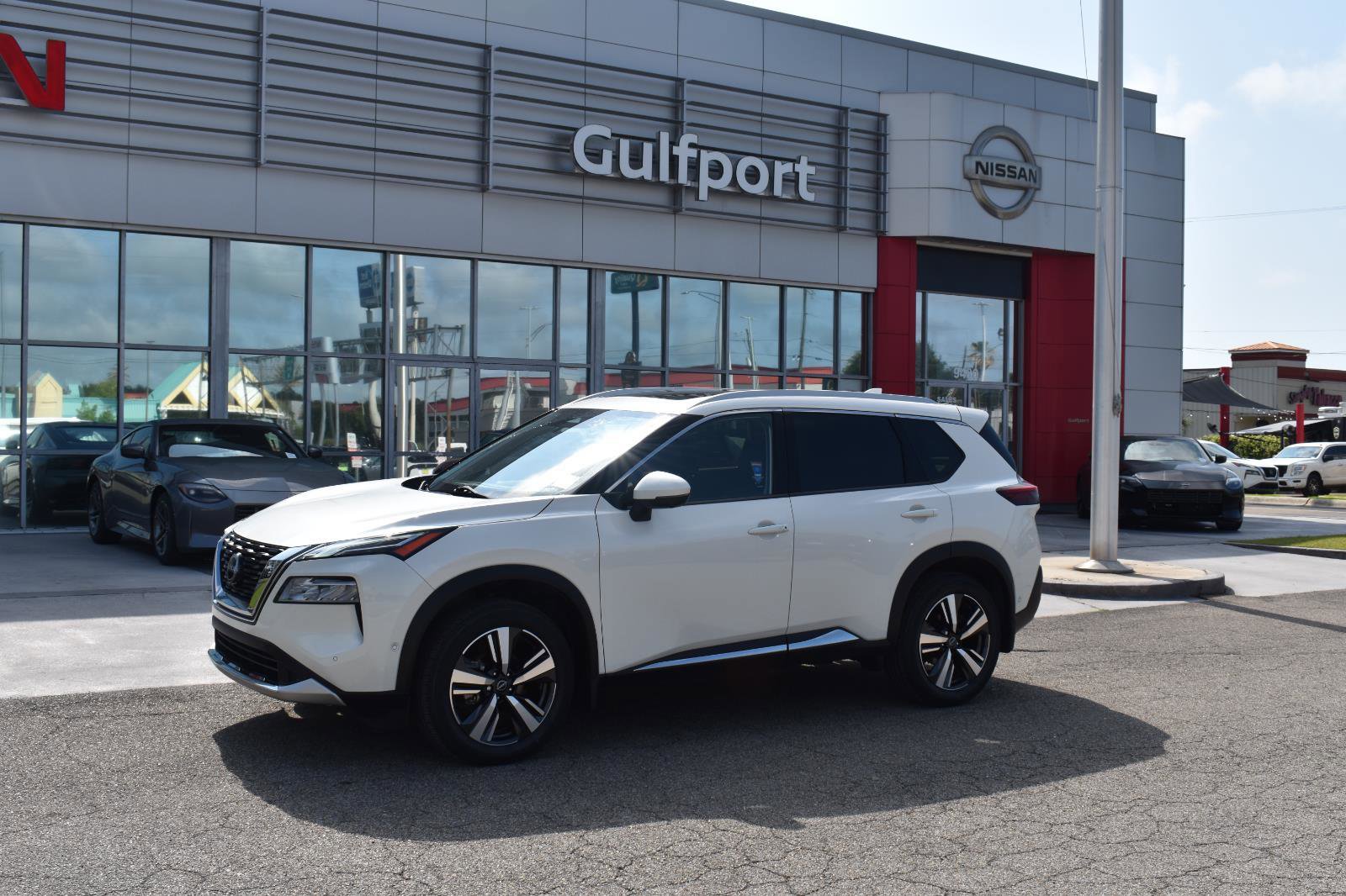 Used 2023 Nissan Rogue Platinum w/ Platinum Premium Package FWD image 2