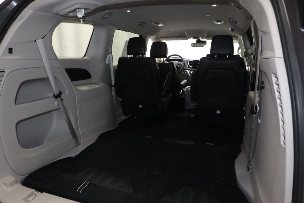 Used 2023 Chrysler Pacifica Touring-L FWD image 15
