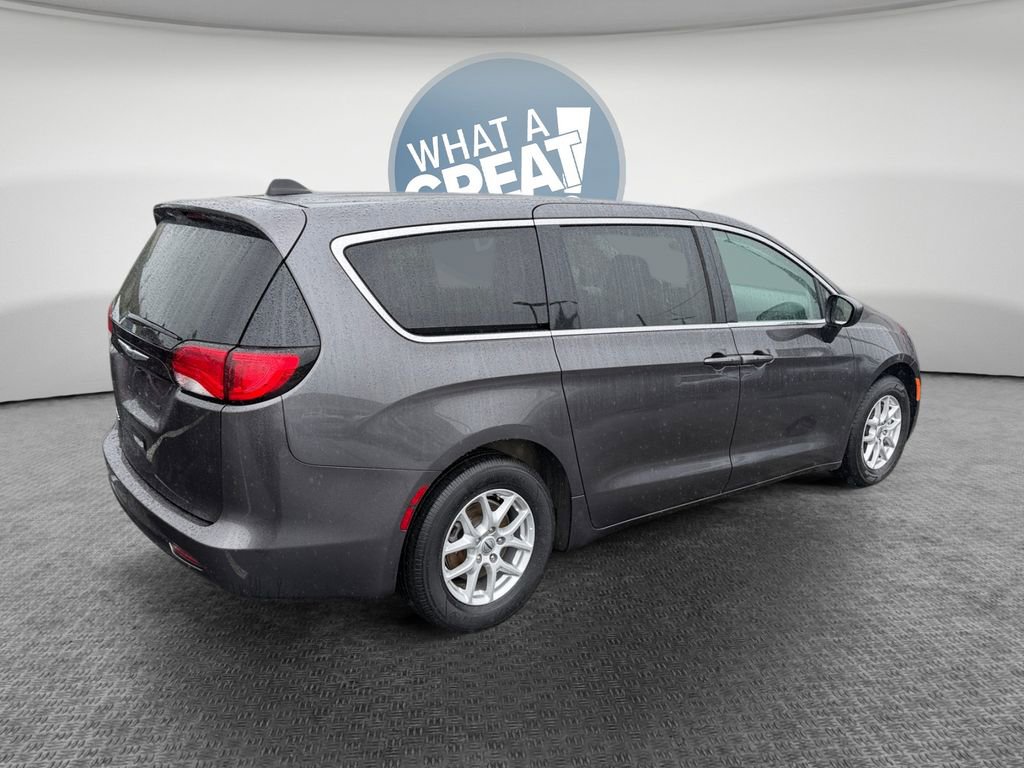 Used 2023 Chrysler Voyager LX FWD image 3