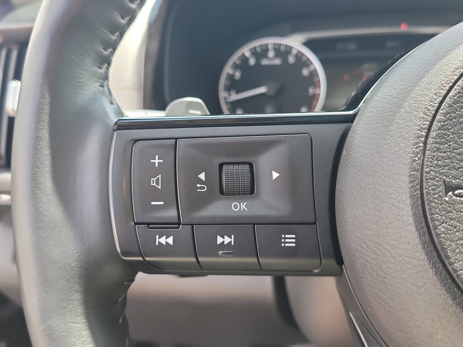 Used 2024 Nissan Pathfinder SL w/ SL Premium Package FWD image 27