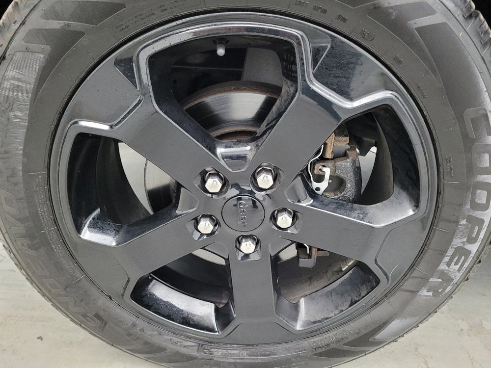 Used 2018 Jeep Grand Cherokee Laredo AWD/4WD image 31