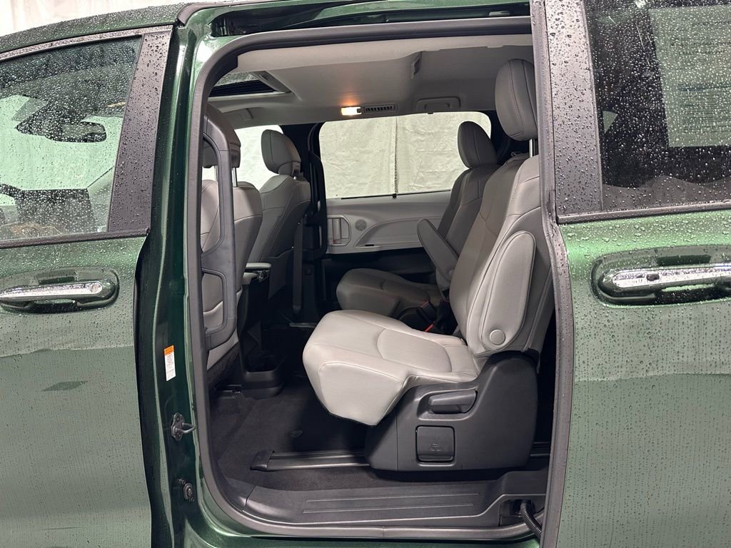 Used 2025 Toyota Sienna XLE image 45