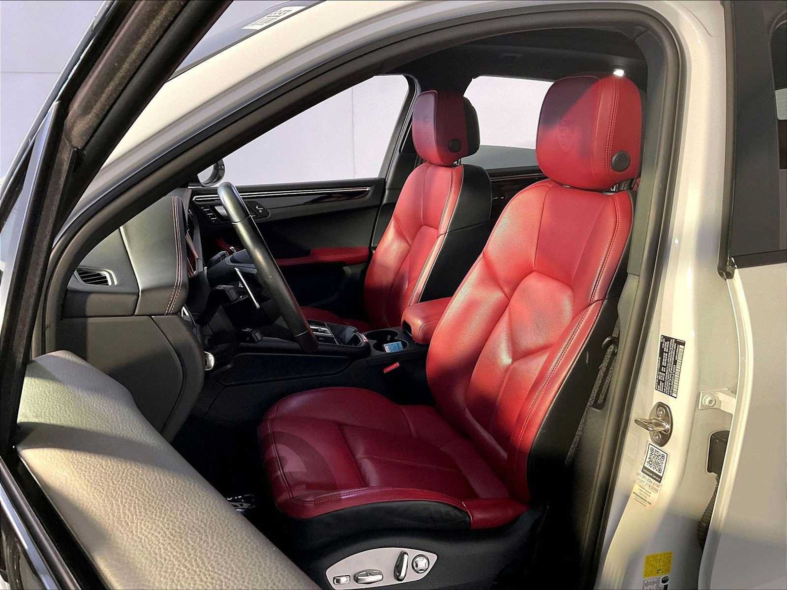 Certified 2023 Porsche Macan Turbo AWD/4WD image 5