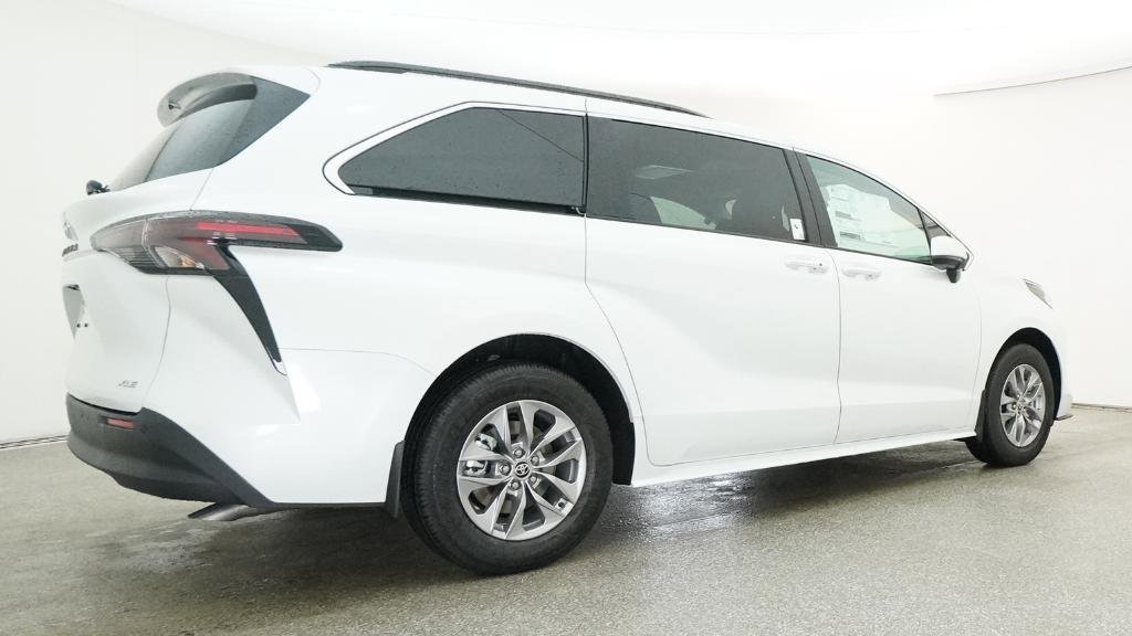 New 2026 Toyota Sienna XLE FWD image 2