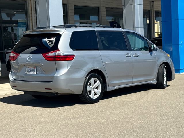 Used 2018 Toyota Sienna LE w/ Carpet Mat Package FWD image 3