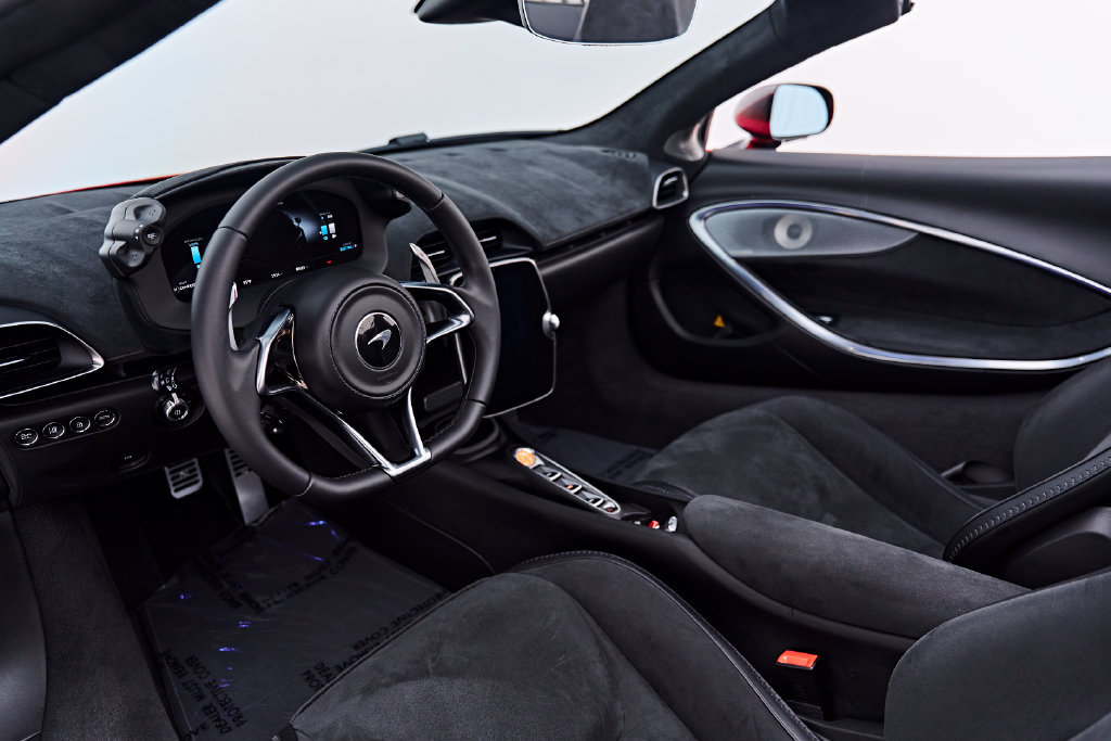 Used 2025 McLaren Artura Spider RWD image 46