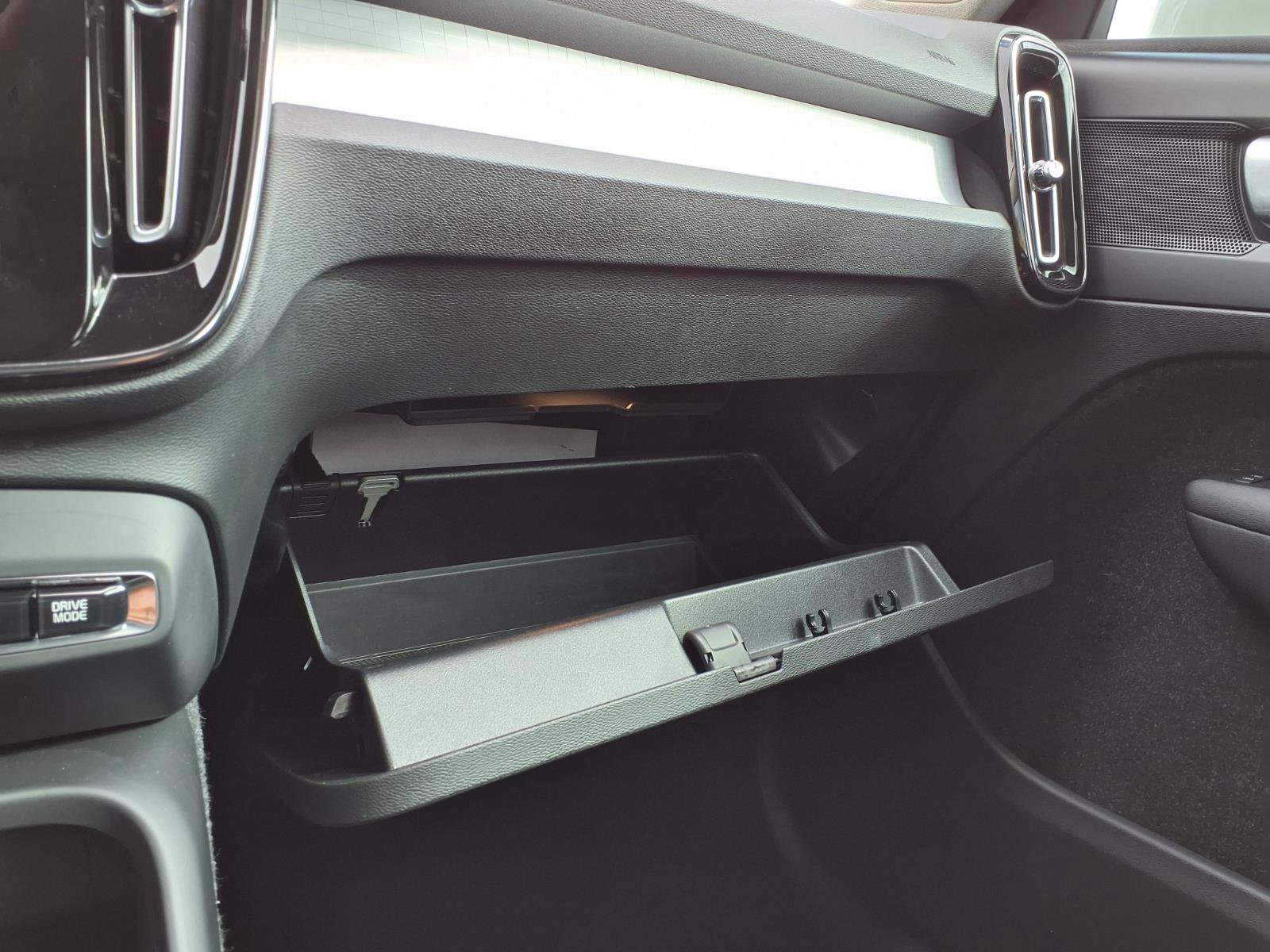 Used 2020 Volvo XC40 T4 Momentum image 28