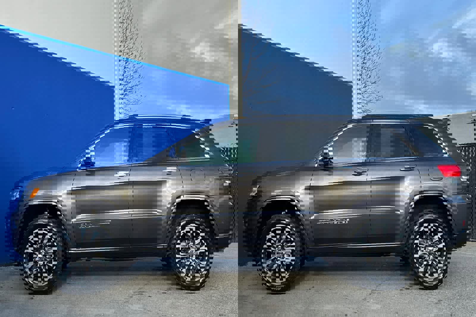 Used 2017 Jeep Grand Cherokee Overland w/ Jeep Active Safety Group image 6