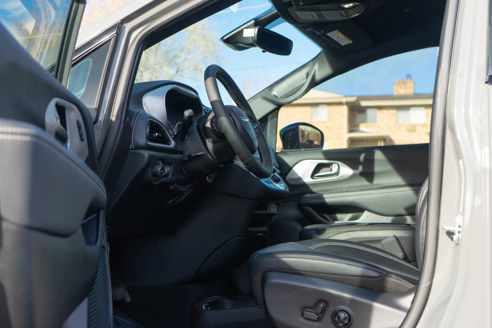 Used 2024 Chrysler Pacifica Touring-L w/ S Appearance Package image 11