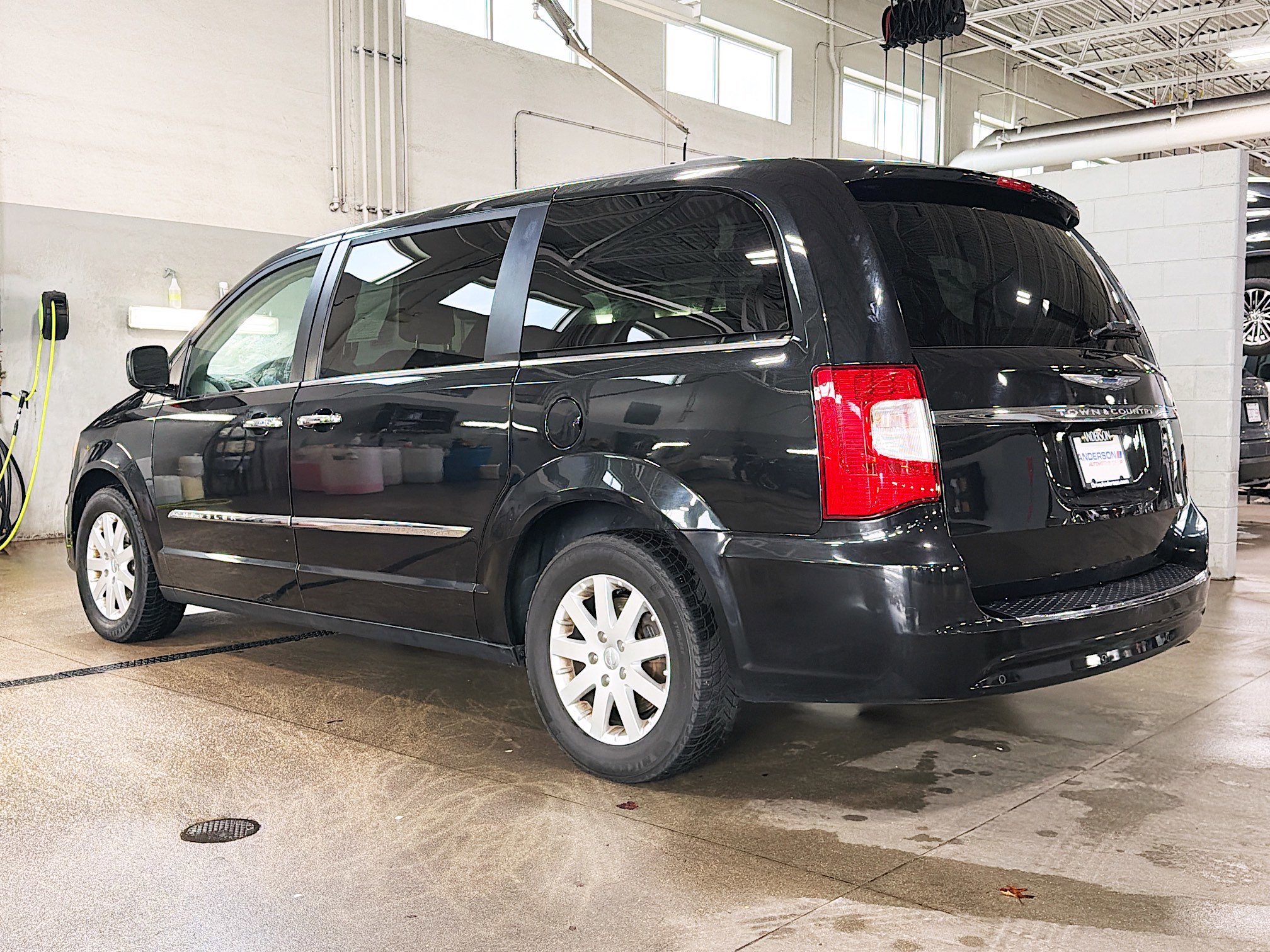 Used 2015 Chrysler Town & Country Touring w/ Driver Convenience Group FWD image 13