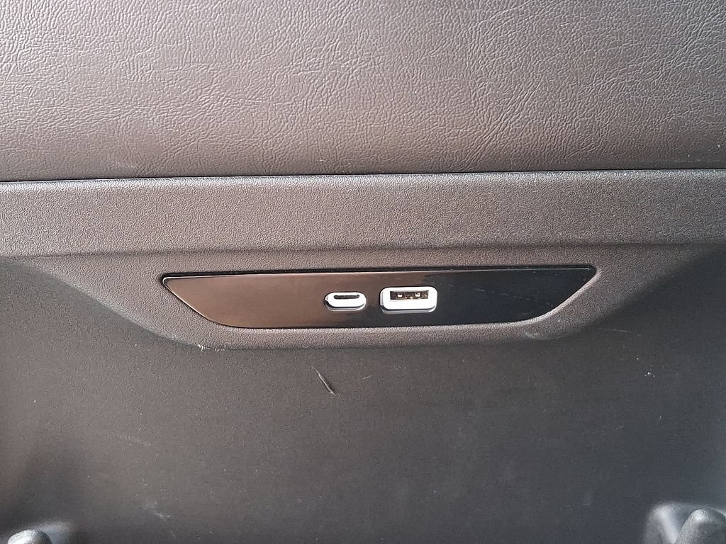 Used 2026 Chrysler Pacifica Limited FWD image 12