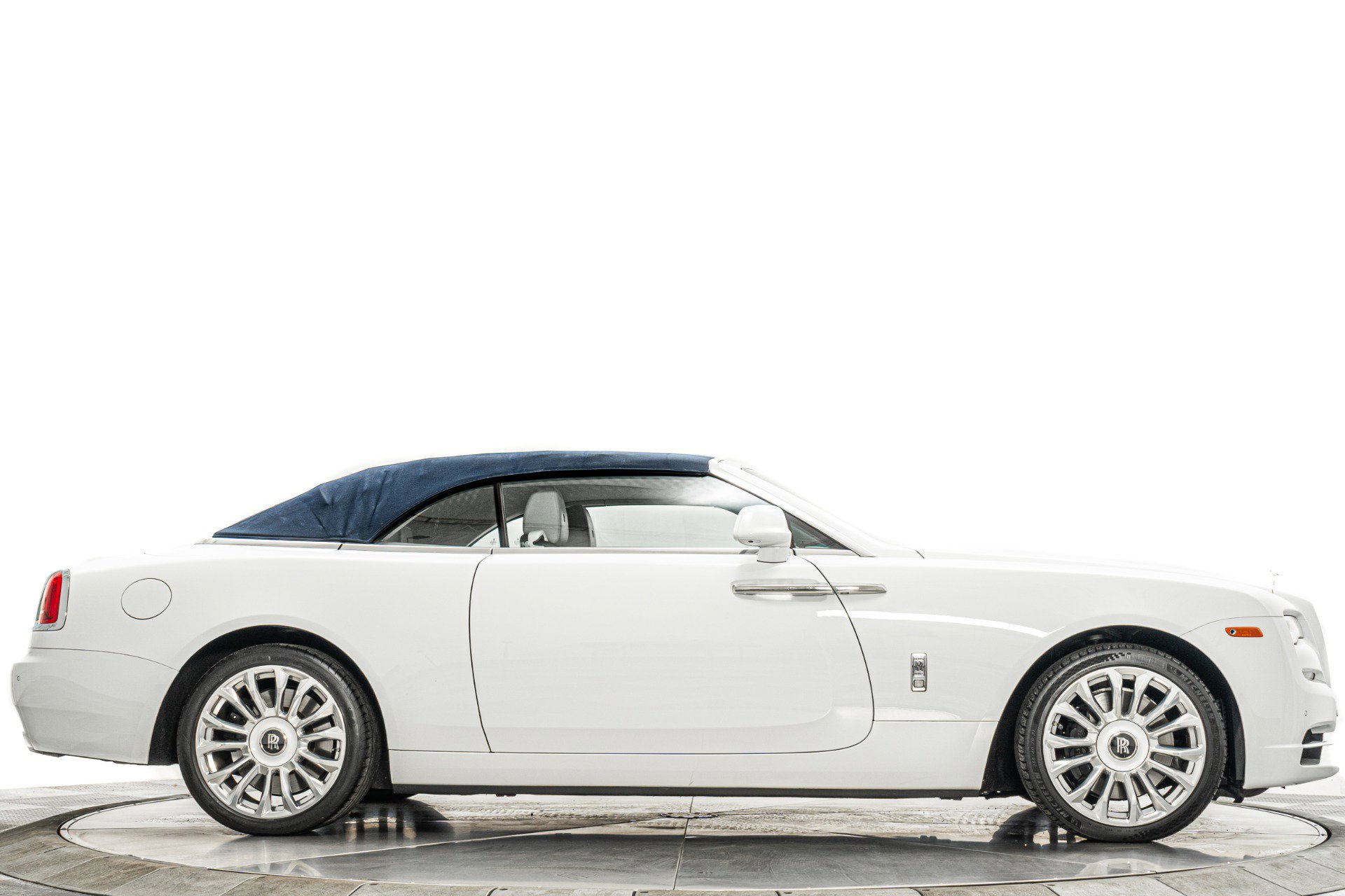 Used 2019 Rolls-Royce Dawn image 18