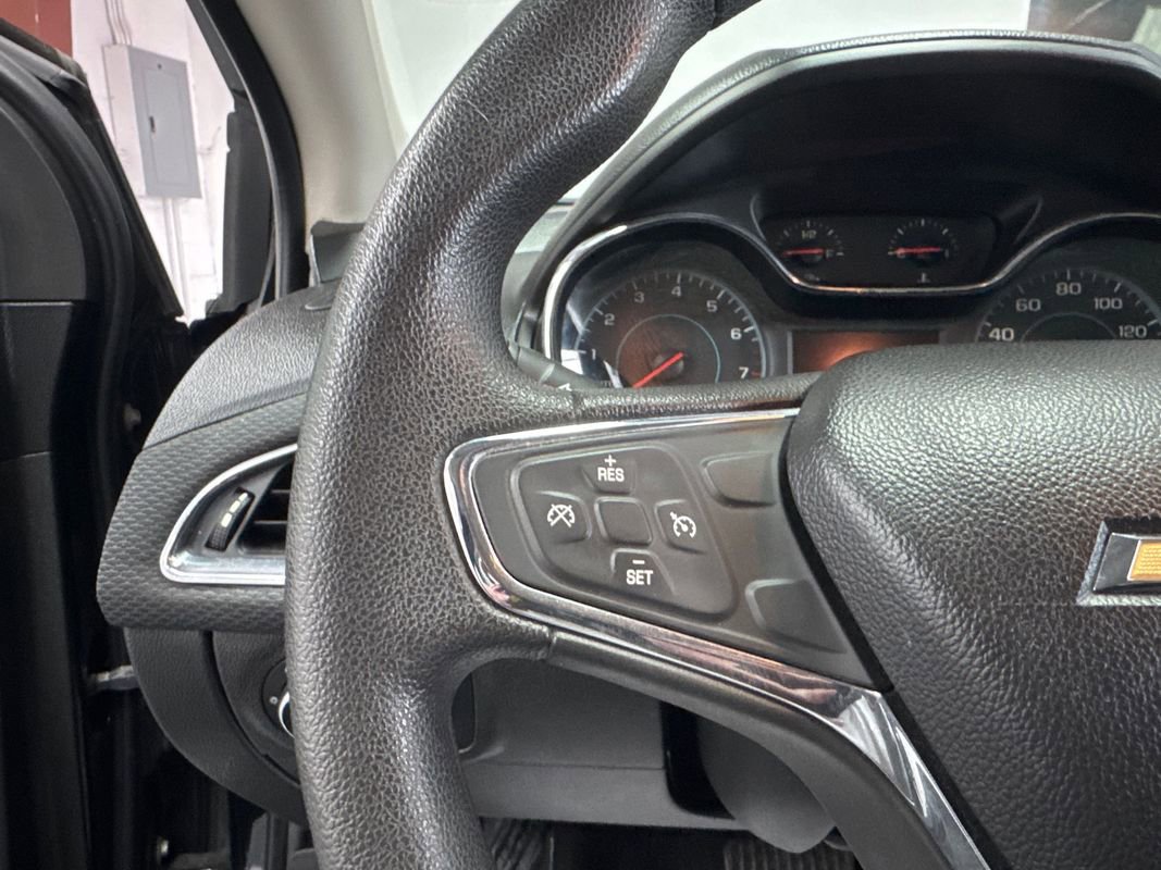 Used 2018 Chevrolet Cruze LT w/ Convenience Package FWD image 12