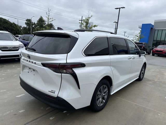 Used 2024 Toyota Sienna XLE FWD image 7