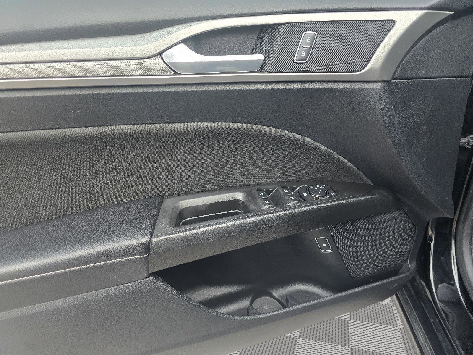 Used 2019 Ford Fusion SE image 20