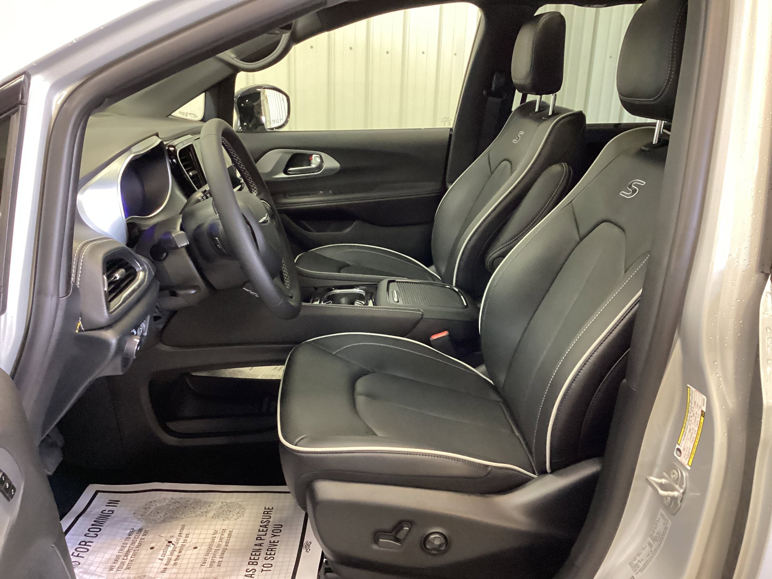 New 2026 Chrysler Pacifica Limited w/ S Appearance Package AWD/4WD image 15