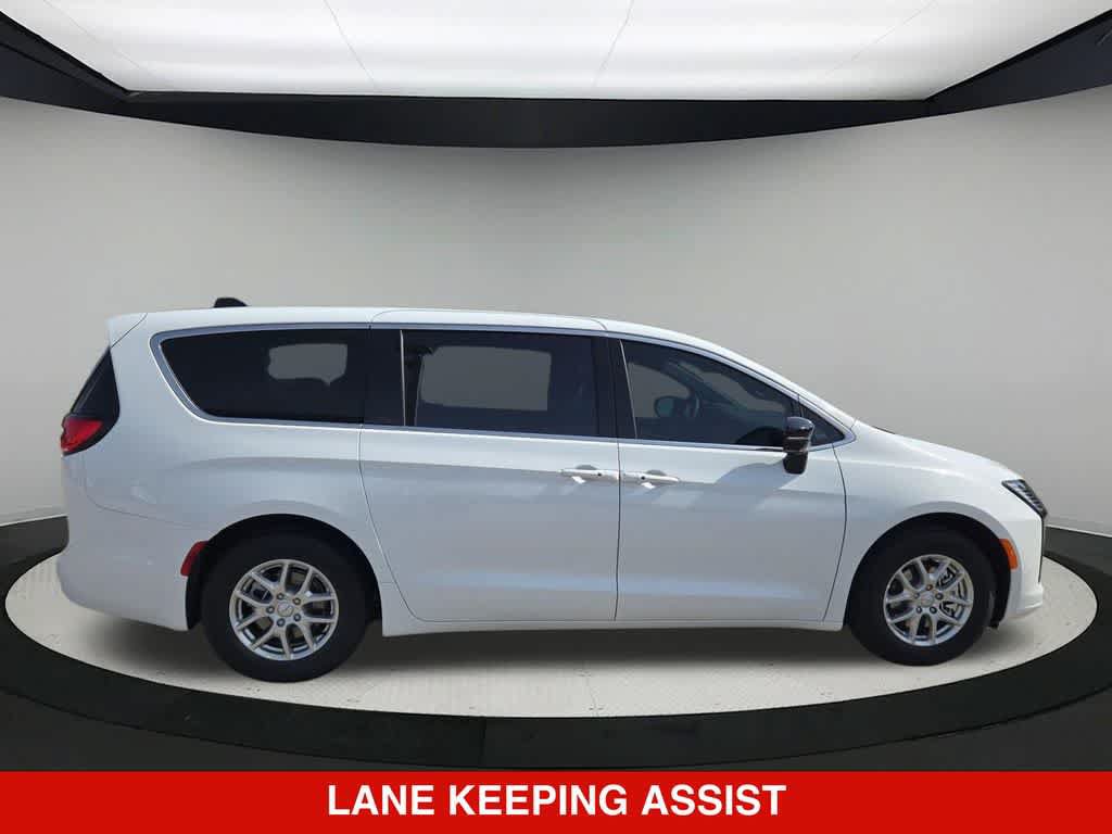 New 2027 Chrysler Pacifica Select FWD image 8