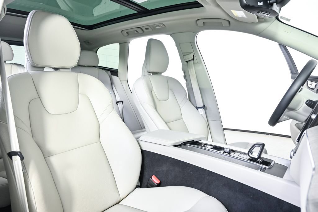 Certified 2023 Volvo XC60 B5 Plus w/ Protection Package Premier AWD/4WD image 24