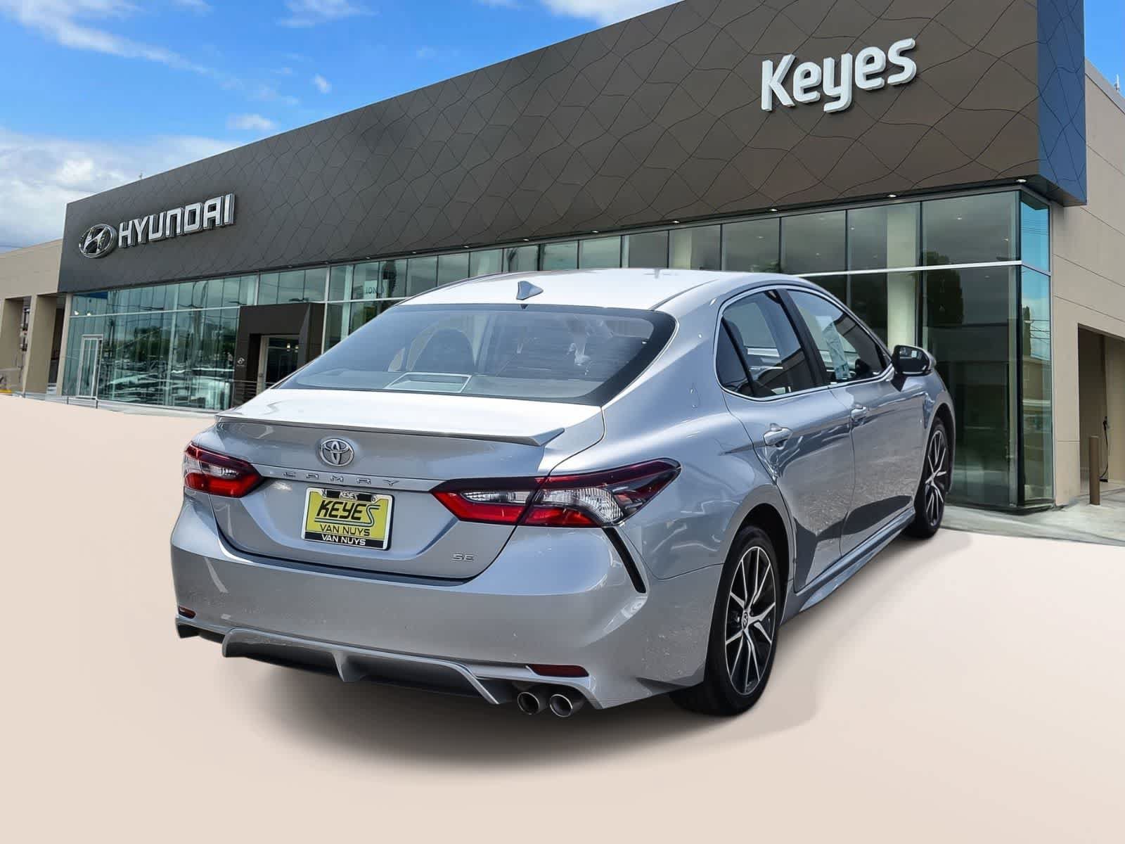 Used 2023 Toyota Camry SE FWD image 4